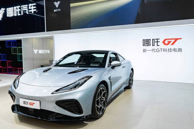 广州347哪吒汽车在智能汽车领域的表现，领途汽车在新能源汽车市场中的影响力